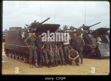 Gruppe von Soldaten stehen neben APCs ARVN Armee der Republik Vietnam Truppen während Vietnamkrieg 1971 Stockfoto