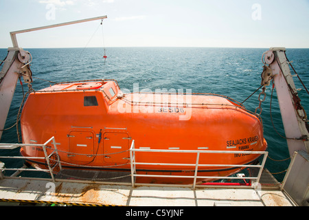 Ein Rettungsboot auf der Buchse oben Lastkahn, Kraken. Stockfoto