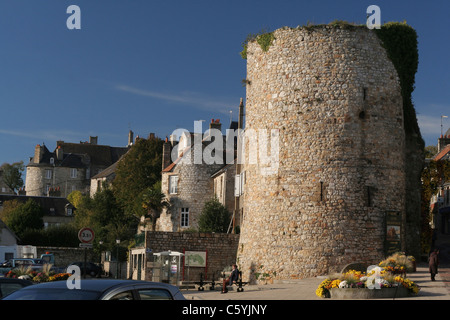 Alten Turm der Festung von Domfront, Eingang in die mittelalterliche Stadt (Orne, Normandie, Frankreich). Stockfoto