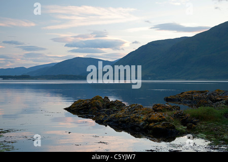 Loch Linnhe bei Sonnenuntergang in der Nähe von Corran, Highland Stockfoto