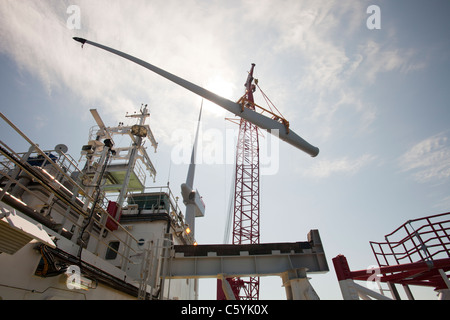 Das Aufbocken Lastkahn, Kraken, Einbau einer Turbinenschaufel, eine Windkraftanlage auf Walney offshore Wind Farm, Cumbria, UK. Stockfoto