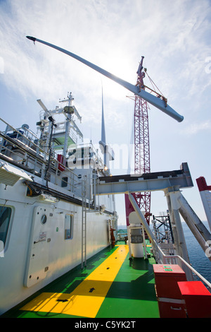Das Aufbocken Lastkahn, Kraken, Einbau einer Turbinenschaufel, eine Windkraftanlage auf Walney offshore Wind Farm, Cumbria, UK. Stockfoto