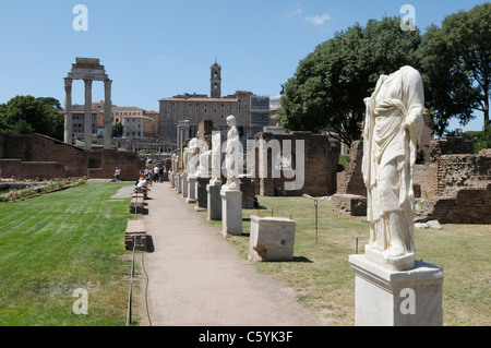 Das Forum Romanum mit kopflosen Statuen Stockfoto