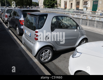 Smart Auto passt in einen kleinen Raum, Rom Stockfoto