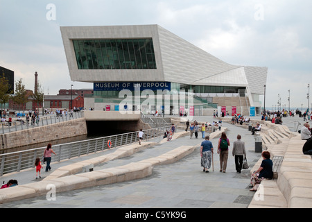 Menschenmassen genießen Pier Head mit beeindruckenden Museum of Liverpool (eröffnet im Juni 2011), Liverpool, UK. Stockfoto