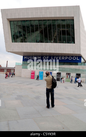 Ein Fotograf nimmt ein Bild von der beeindruckenden Museum of Liverpool, Pier Head, Liverpool, UK im Juni 2011 eröffnet. Stockfoto