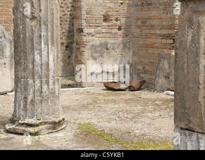 Haus des Faun, Pompeji mit Resten eines der WWII-Bomben, die auf Kosten des Hauses durch die Alliierten abgeworfen wurden Stockfoto