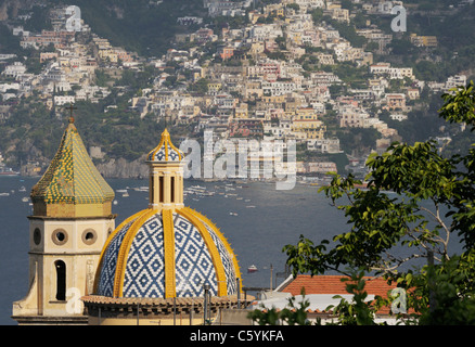 Basilika San Gennaro, Praiano mit Positano im Hintergrund, Amalfiküste, Italien Stockfoto