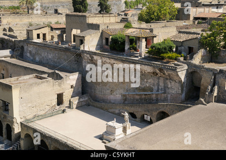 Ansicht von Herculaneum von oben mit der Terrasse M. Nonius Balbus mit der Statue des Politikers und dem Haus des Hirsches Stockfoto