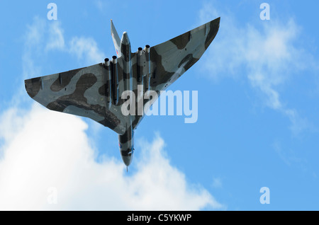 WINDERMERE, ENGLAND, UK - 24 Juli: Letzte fliegen Vulcan Bomber b. 2 XH558 am Lake Windermere am 24. Juli 2011 in Windermere. Stockfoto