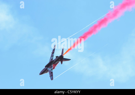 WINDERMERE, ENGLAND, UK - Juli 24: The Red Arrows aerobatic anzeigen Team am Lake Windermere am 24. Juli 2011 in Windermere. Stockfoto