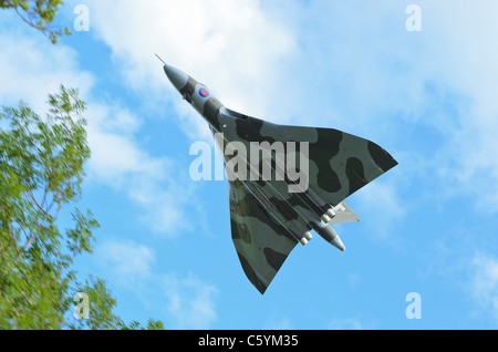 WINDERMERE, ENGLAND, UK - 24 Juli: Letzte fliegen Vulcan Bomber b. 2 XH558 am Lake Windermere am 24. Juli 2011 in Windermere. Stockfoto