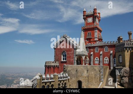 Die Kapelle, Arches Hof und Uhrturm von Pena-Palast (Palácio Nacional da Pena) Stockfoto