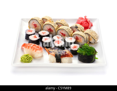 Japanisches Essen Sushi und Roll in Platte auf weiß Stockfoto