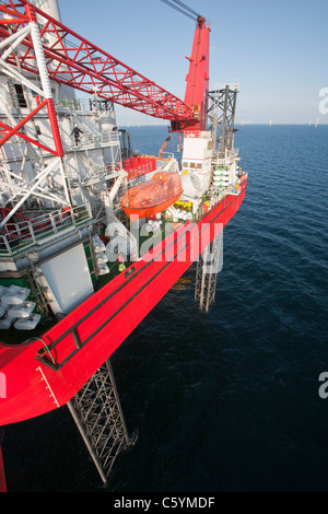 Das Aufbocken der Barkasse, Kraken, beladen mit Windturbinen für das Walney Offshore-Windpark-Projekt aus Barrow in Furness, Cumbria Stockfoto