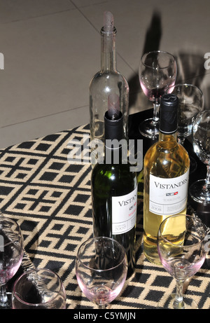 Weingläser und drei Flaschen roten Malbec und Torrentes Weißwein auf eine Verkostung Tabelle, Vistandes Weingut, Mendoza, Argentinien Stockfoto