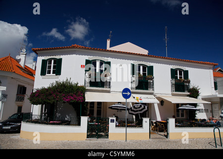 Ein kleines Restaurant auf einer der sekundären Straßen im oberen Cascais Stockfoto