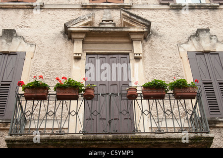 Schmiedeeisernen Balkon mit verschlossenen Türen und Fenstern in Verona, Italien Stockfoto