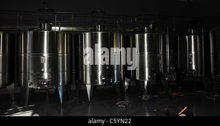 Neun große Edelstahl Malbec Wein Gärung Lagertanks in einem Keller an der Vistandes Winery, Maipú, Mendoza, Argentinien Stockfoto