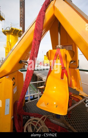 Ein Frosch, persönlichen Transfer Gerät auf das Aufbocken der Lastkahn, der Goliath am Walney Offshore Windpark-Projekt, Stockfoto