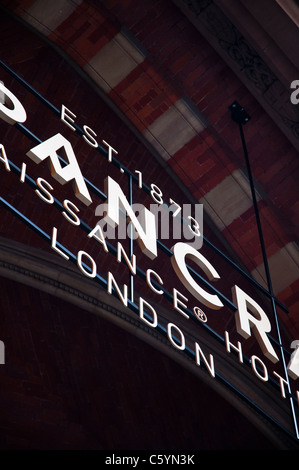 Ein Detail des Zeichens über dem Eingang zum St Pancras Renaissance Hotel London (Marriott) anschließt, St Pancras Station. Stockfoto