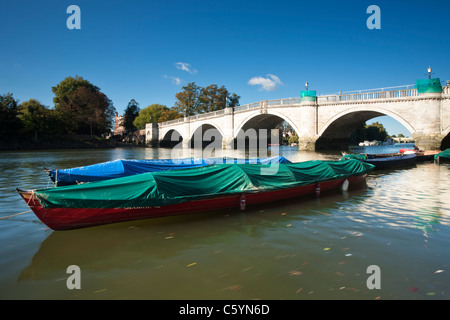 Boote auf der Themse von Richmond Bridge, Surrey, Uk Stockfoto