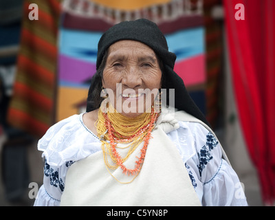 Südamerikanische indigene Frau mit ihrem handgefertigten Kunsthandwerk in Otavalo Markt in Ecuador. Stockfoto