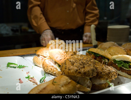 Kochen Sie Vorbereitung Sandwiches hinter Cafeteria Theke Stockfoto