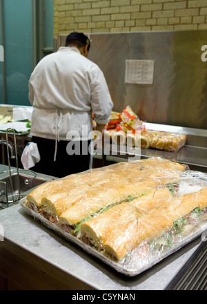 Zubereitete Sandwiches auf verpackte Tablett Stockfoto