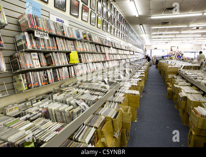 Gebrauchte DVDs, CDs und Schallplatten säumen die Wände und Regale in einem Musikgeschäft Stockfoto