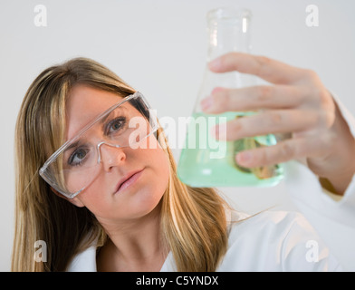 USA, Illinois, Metamora, Nahaufnahme von Frau mit Schutzbrille holding Laborglas Stockfoto