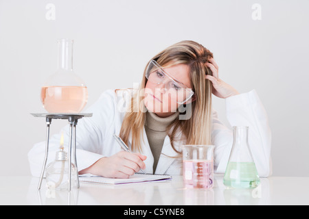 USA, Illinois, Metamora, Frau arbeitet mit Laborglas Stockfoto