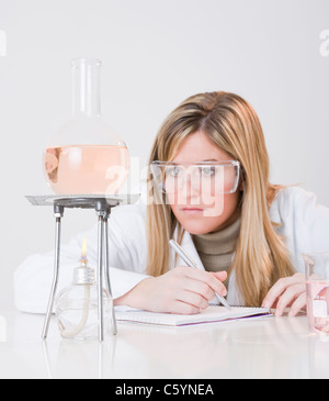 USA, Illinois, Metamora, Frau arbeitet mit Laborglas Stockfoto