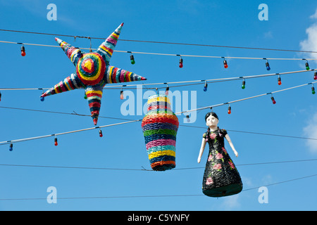 Pinatas hängen von Lichterketten gegen Blues Himmel in Cozumel, Mexiko im karibischen Meer Stockfoto