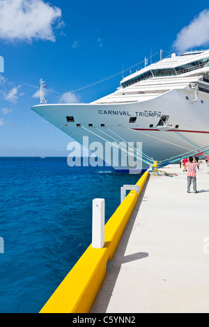 Kreuzfahrt-Passagiere am Pier in der Nähe von Kreuzfahrtschiff Carnival Triumph in Cozumel, Mexiko im karibischen Meer Stockfoto