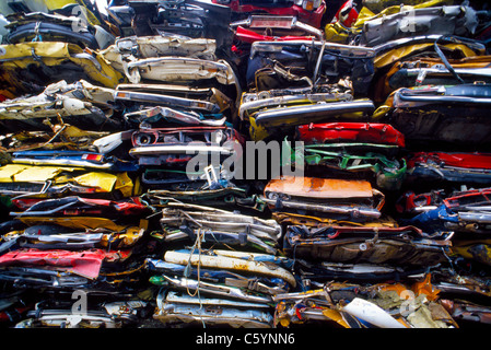 Alte Autos, die mechanisch in Schrott zerquetscht worden sind für das recycling in Norwegen übereinander gestapelt. Stockfoto