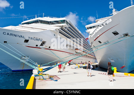 Kreuzfahrtschiffen Sie Passagiere von am Pier in der Nähe von Karneval Kreuzfahrt-Schiffe, Triumph und Ekstase in Cozumel, Mexiko im karibischen Meer Stockfoto