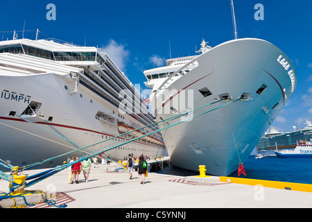 Kreuzfahrtschiffen Sie Passagiere von am Pier in der Nähe von Karneval Kreuzfahrt-Schiffe, Triumph und Ekstase in Cozumel, Mexiko im karibischen Meer Stockfoto