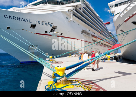 Kreuzfahrtschiffen Sie Passagiere von am Pier in der Nähe von Karneval Kreuzfahrt-Schiffe, Triumph und Ekstase in Cozumel, Mexiko im karibischen Meer Stockfoto