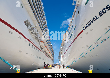 Kreuzfahrtschiffen Sie Passagiere von am Pier in der Nähe von Karneval Kreuzfahrt-Schiffe, Triumph und Ekstase in Cozumel, Mexiko im karibischen Meer Stockfoto