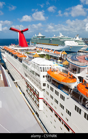 Carnival Ecstasy und zwei Royal Caribbean Kreuzfahrt-Schiffe im Hafen in Cozumel, Mexiko im karibischen Meer Stockfoto