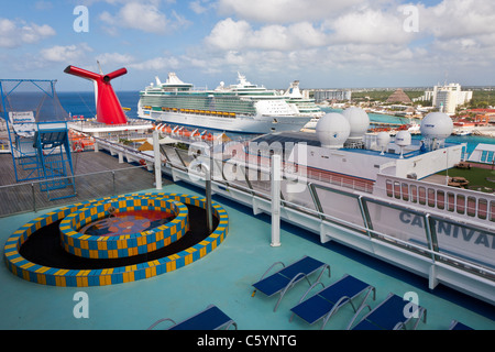 Carnival Ecstasy und zwei Royal Caribbean Kreuzfahrt-Schiffe im Hafen in Cozumel, Mexiko im karibischen Meer Stockfoto