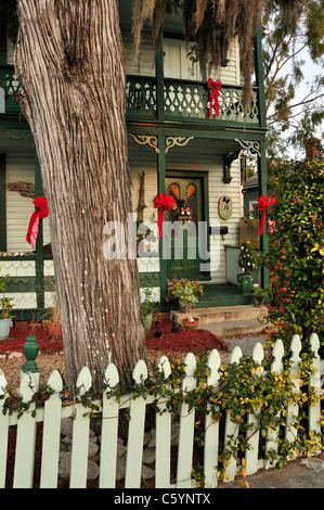 Straßenszene von Bed &amp; Breakfast Haus in St. Augustine Florida während der Weihnachtszeit Stockfoto