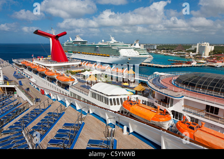 Carnival Ecstasy und zwei Royal Caribbean Kreuzfahrt-Schiffe im Hafen in Cozumel, Mexiko im karibischen Meer Stockfoto