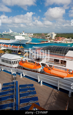 Carnival Ecstasy und zwei Royal Caribbean Kreuzfahrt-Schiffe im Hafen in Cozumel, Mexiko im karibischen Meer Stockfoto