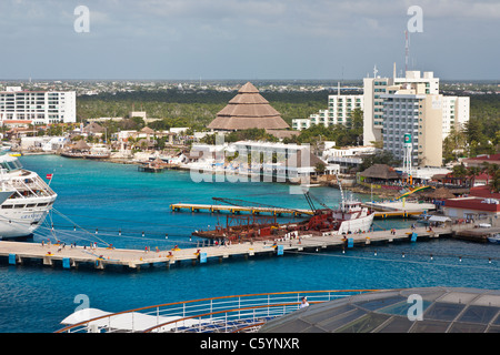 Bau Kran Schiff und Schiff am Hafen in Cozumel, Mexiko im karibischen Meer Stockfoto