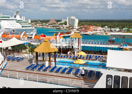 Carnival Ecstasy und zwei Royal Caribbean Kreuzfahrt-Schiffe im Hafen in Cozumel, Mexiko im karibischen Meer Stockfoto