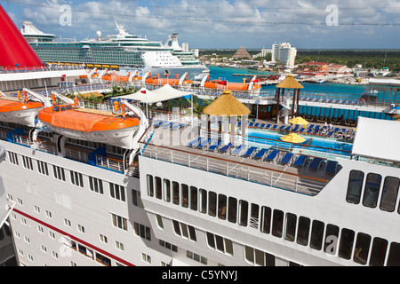 Carnival Ecstasy und zwei Royal Caribbean Kreuzfahrt-Schiffe im Hafen in Cozumel, Mexiko im karibischen Meer Stockfoto