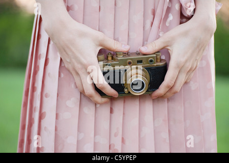 Russland, Voronezh, Mittelteil der Frau, die alte Kamera Stockfoto