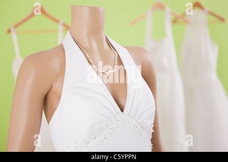 USA, Illinois, Metamora, Mannequin, weißes Kleid anzeigen Stockfoto